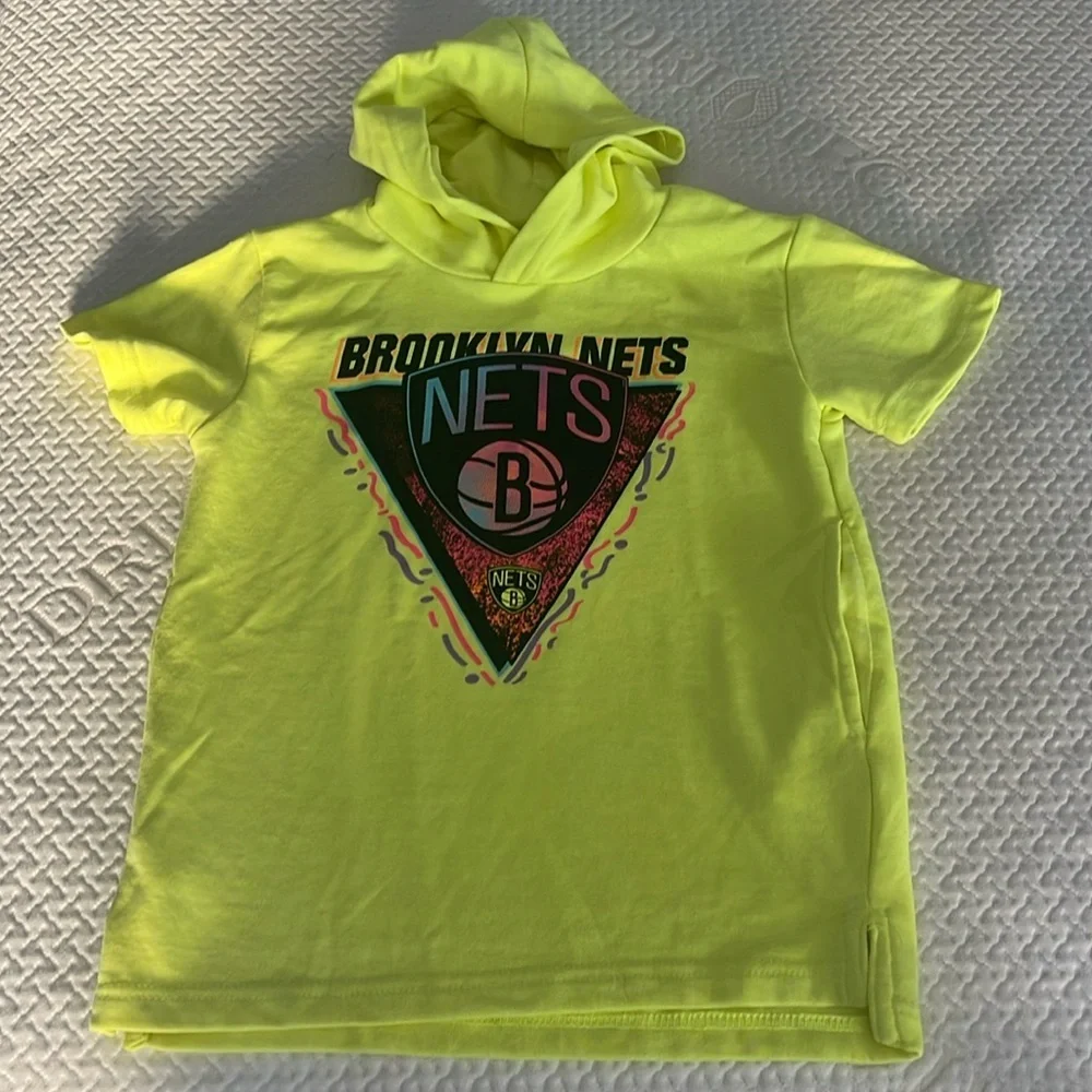 Brooklyn Nets Youth Small short sleeve sweatshirt